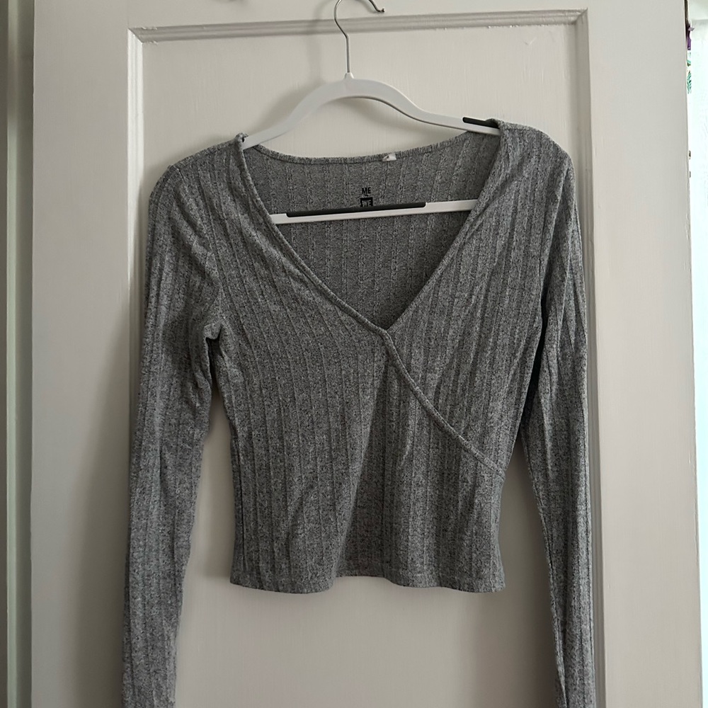 Grey long sleeve crop top
